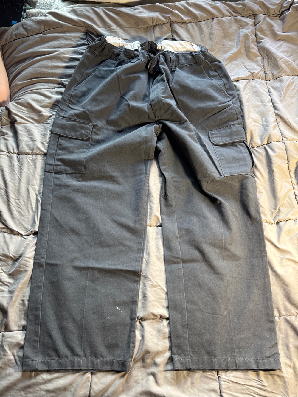 Relaxed Black Cargo Pants for Men with Elastic Waist